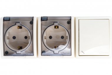 Фотография товара 'Simon 1594526-031 Блок IP54. Розетка двойная с крышкой Schuko 2x2Р+Е 16A + Переключатель 10AX 250В'