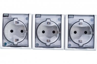 Фотография товара 'Simon 1594447-030 Розетка тройная IP54 с крышкой и шторками Schuko 3x2Р+Е, 16A 250В'