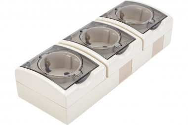 Фотография товара 'Simon 1594447-031 Розетка тройная IP54 с крышкой и шторками Schuko 3x2Р+Е, 16A 250В'