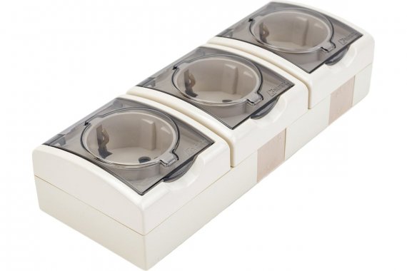 Фотография товара 'Simon 1594447-031 Розетка тройная IP54 с крышкой и шторками Schuko 3x2Р+Е, 16A 250В'